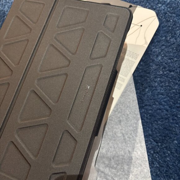 Targus Pro-Tek Case for iPad (9th, 8th and 7th Gen) 10.2-inch, iPad Air/Pro 10.5 - Picture 5 of 9